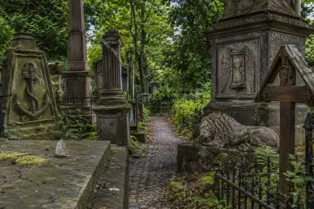 Symbolika cmentarna – co naprawdę mówią nagrobki